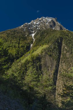 Glishorn ve Fulhorn tepeleri Taze bir bahar sabahı