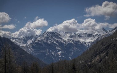 Güneşli bir günde mavi gökyüzü ile Simplonpass 'ın altındaki bahar tepeleri