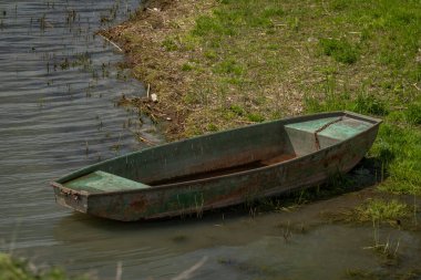 Güney Moravya 'da hava bulutlu bahar gününde Nesyt göletinde tekne.