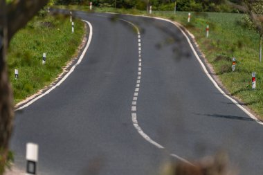 Güney Moravya 'da Mikulov yakınlarında güneşli bahar gününde asfalt yeni yol