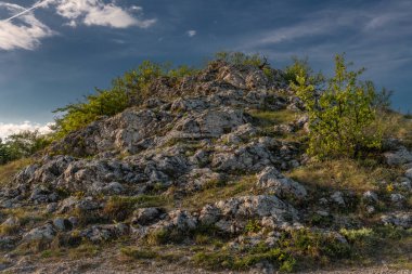 Sirotci 'nin güzel Palava dağlarındaki harabe kalesinden rengarenk bahar akşamı manzarası