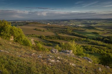 Güney Moravya 'da Klentnice' in güzel köyü yakınlarında bahar akşamları.