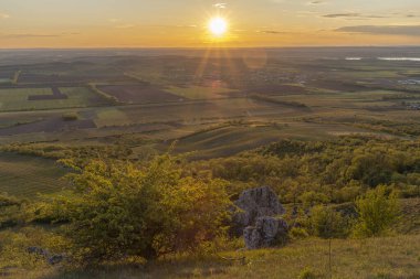 Güney Moravya 'da Klentnice' in güzel köyü yakınlarında bahar akşamları.