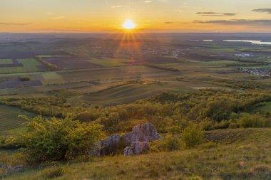 Güney Moravya 'da Klentnice' in güzel köyü yakınlarında bahar akşamları.