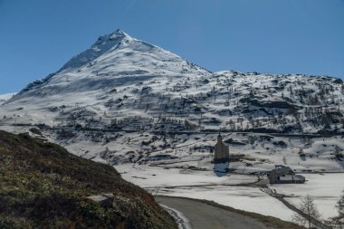 Bahar tepeleri ve kar Simplonpass 'ın altında güneşli bir günde mavi gökyüzü