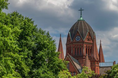 Kreuzberg 'den Heilig Kreuz Kirche Berlin Almanya' nın bir parçası 06 08 2024