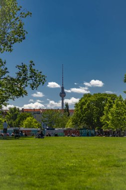 Pazar günü Berlin Mauerpark 'ta yeşil çimenli park 06: 09 2024