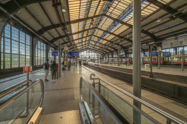 Yaz akşamı Berlin 'deki Friedrichstrasse istasyonunda platform ve istasyon. 06 09 2024
