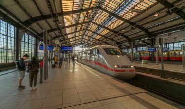 Yaz akşamı Berlin 'deki Friedrichstrasse istasyonunda platform ve istasyon. 06 09 2024