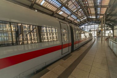 Yaz akşamı Berlin 'deki Friedrichstrasse istasyonunda platform ve istasyon. 06 09 2024