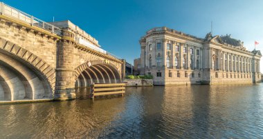 Berlin 'de yaz aylarında şehir tarihi sıcak ve güneşli bir akşam 06: 09 2024