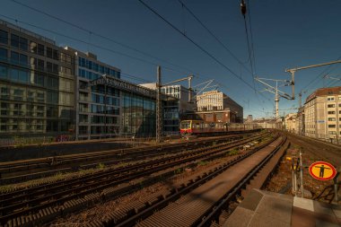 Berlin 'deki Friedrichstrasse istasyonunda yaz akşamında Sbahn treni 06 09 2024
