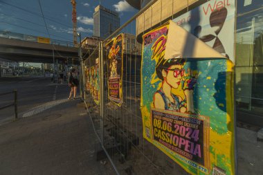 Berlin 'de yaz günbatımı akşamı duvarlarda renkli posterler asılı. 06 09 2024