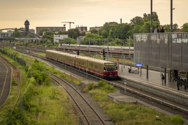 Yazın Berlin 'de Warschauer Strasse İstasyonu Bulutlu bir renk akşamıydı 06 09 2024