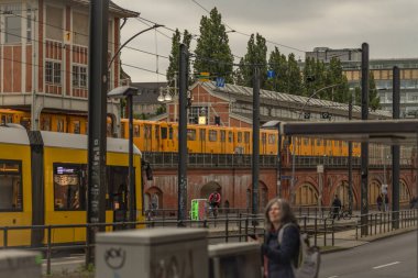 Yaz mevsiminde Warschauer Caddesi, Berlin 'de bulutlu bir akşam. 06: 09 2024