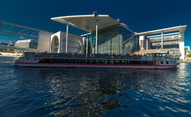 Berlin 'de koyu mavi gökyüzü olan Alman Bundestag Kütüphanesi 06 09 2024