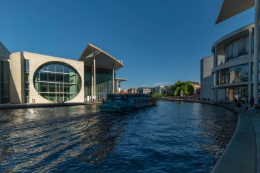 Berlin 'de koyu mavi gökyüzü olan Alman Bundestag Kütüphanesi 06 09 2024
