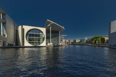 Berlin 'de koyu mavi gökyüzü olan Alman Bundestag Kütüphanesi 06 09 2024