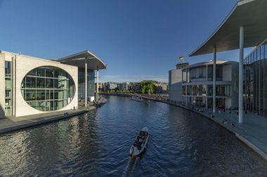 Berlin 'de koyu mavi gökyüzü olan Alman Bundestag Kütüphanesi 06 09 2024