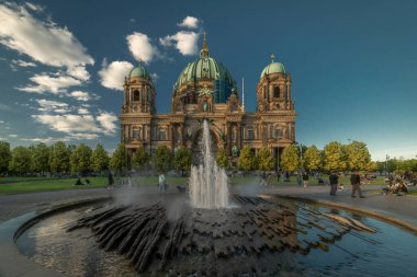 Berlin 'de yaz aylarında şehir tarihi sıcak ve güneşli bir akşam 06: 09 2024