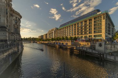 Eski evler ve nehir Spree yazın güneşli sıcak bir akşam Berlin Almanya 06: 09 2024