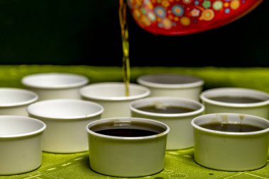 Esrardan yapılan sağlıklı siyah arka plan ve kırmızı pişirme kabı.