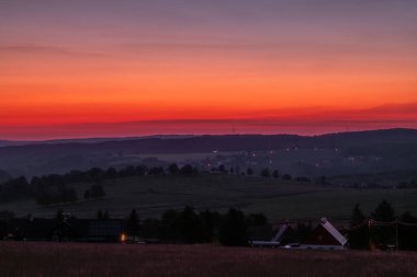 Gündönümünde gün batımı Nova Ves - Horach köyünde sıcak yaz akşamında uzun bir gün.
