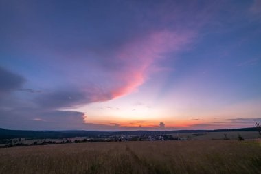Çek ve Almanya sınırına yakın gün batımında Bozi Dar CZ kasabası yakınlarında 06-2024