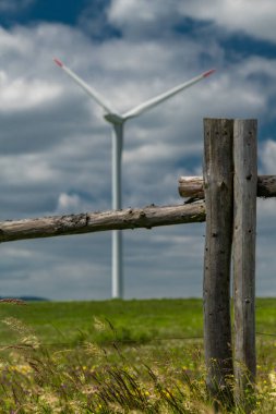 Yazın elektrik santrali, ahşap çitli çayır.