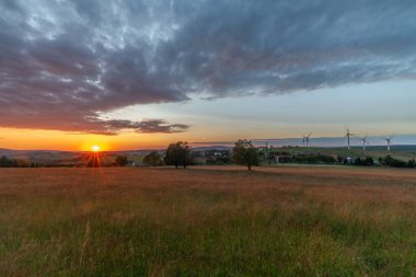 Krusne dağlarında gün batımı olan çayırlar Nova ves Horach köyünde renkli bir akşamda