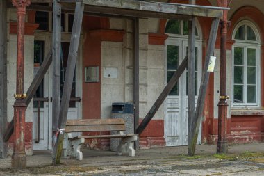 Yaz mevsiminde gün batımı Moldava CZ 06 23 2024 'teki tren istasyonu yakınında sıcak renkli bir akşam.
