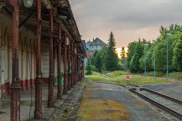 Yaz mevsiminde gün batımı Moldava CZ 06 23 2024 'teki tren istasyonu yakınında sıcak renkli bir akşam.