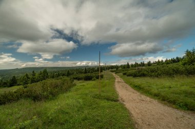 Krkonose dağları ve ulusal park bulutlu yaz gününde