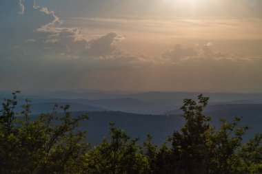 Almanya 'daki dağları yaz mevsiminde Fichtelberg tepesinden görmek