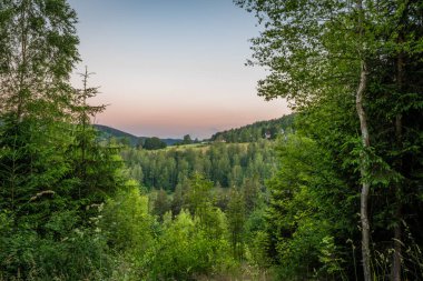 Renkli güneş doğmadan önce Tisova köyü ve Kraslice kasabası yakınlarındaki manzara