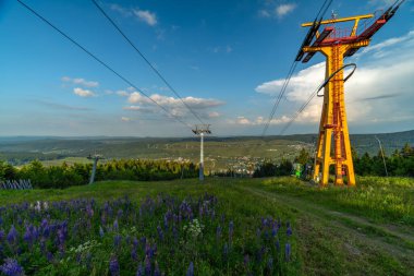 Fichtelberg Tepesi 'nde yaz mevsiminde kayak merkezi. 06 26 2024.