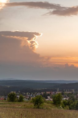 Çek ve Almanya sınırına yakın gün batımında Bozi Dar CZ kasabası yakınlarında 06-2024