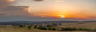 Çek ve Almanya sınırına yakın gün batımında Bozi Dar CZ kasabası yakınlarında 06-2024