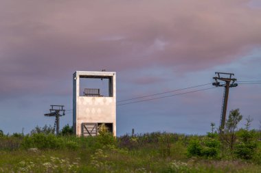 Çek ve Almanya sınırına yakın gün batımında Bozi Dar CZ kasabası yakınlarında 06-2024