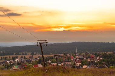 Çek ve Almanya sınırına yakın gün batımında Bozi Dar CZ kasabası yakınlarında 06-2024