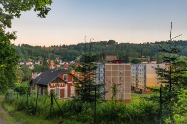 Dağlarda gün doğumunda renkli bir sabah Kraslice CZ 06 29 2024