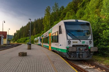 Peronlu ve renkli dizel trenli tren istasyonu Kraslice CZ 06 29 2024