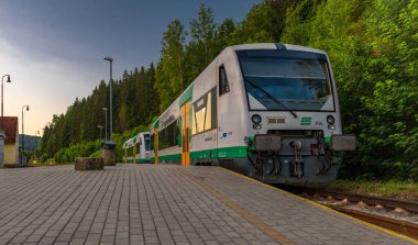 Peronlu ve renkli dizel trenli tren istasyonu Kraslice CZ 06 29 2024