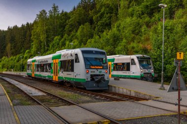 Peronlu ve renkli dizel trenli tren istasyonu Kraslice CZ 06 29 2024