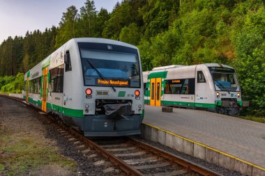 Peronlu ve renkli dizel trenli tren istasyonu Kraslice CZ 06 29 2024