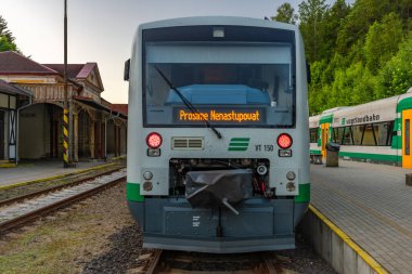 Peronlu ve renkli dizel trenli tren istasyonu Kraslice CZ 06 29 2024