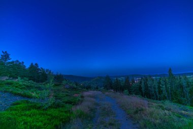 Renkli güneş doğmadan önce Tisova köyü ve Kraslice kasabası yakınlarındaki manzara