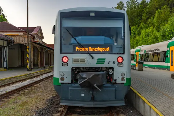 Peronlu ve renkli dizel trenli tren istasyonu Kraslice CZ 06 29 2024