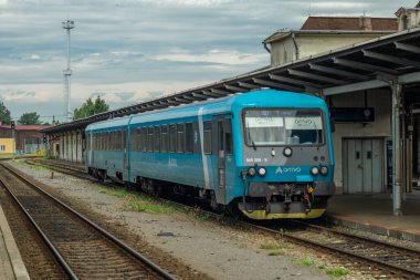Yaz bulutlu bir günde Liberec CZ 07 12 2024 istasyonunda motorlu mavi özel tren.