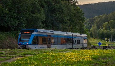 Ostruzna CZ 07 19 2024 'teki platformu ve mavi yolcu treniyle tren istasyonu.